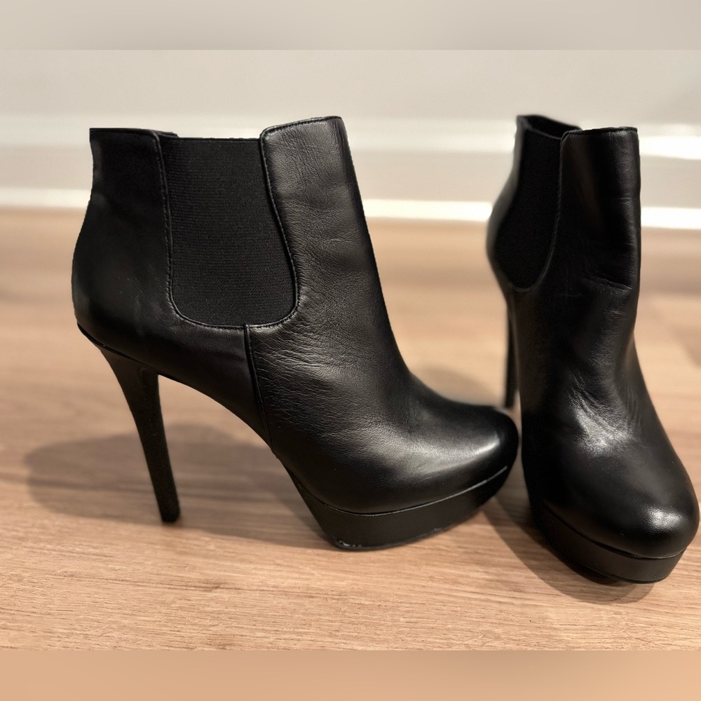 Gianni Bini NWT ankle booties- black leather, platform